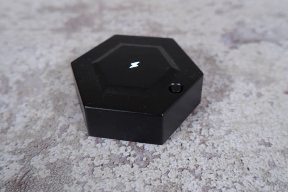 Klein, schwarz und nur ein Knopf: Das Connect Element von GraviTrax